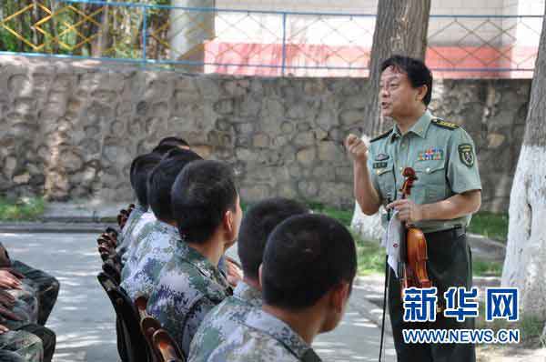 陈立新为斯姆哈纳边防连官兵讲授音乐常识